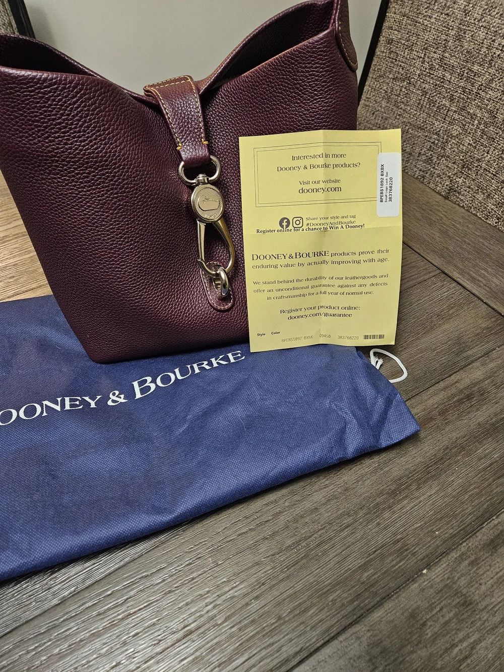 Dooney & Bourke Small Logo Lock Sac Burgundy